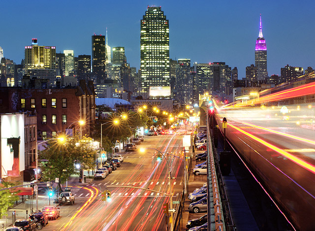 Un paisaje urbano que muestra el tráfico de Nueva York durante la noche. 