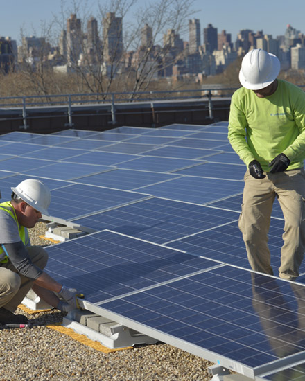 Instalación de paneles solares en un tejado de Nueva York