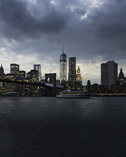 Una vista de la ciudad de Nueva York con nubes de tormenta en el fondo