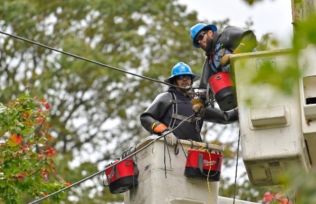 Cuadrillas de Con Edison trabajando para restablecer el servicio eléctrico.