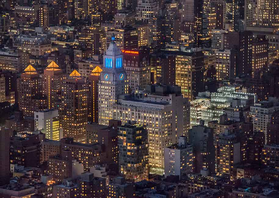 Una vista aérea de la sede de Con Edison en la ciudad de Nueva York por la noche.