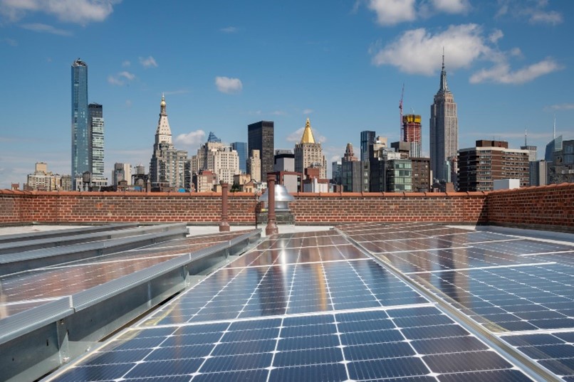 Paneles solares en una azotea de Manhattan.