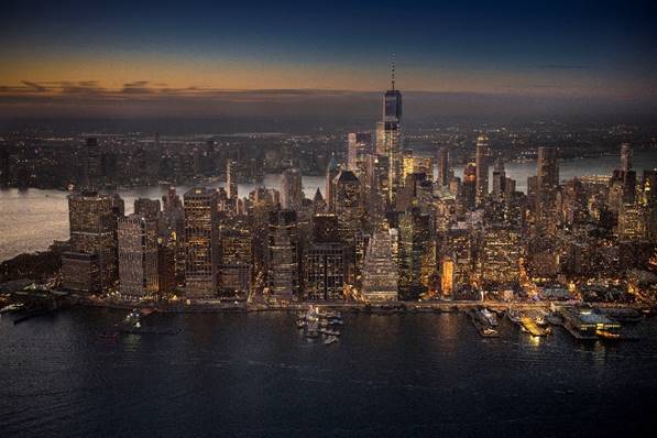 Una vista aérea del horizonte del bajo Manhattan, al atardecer. 