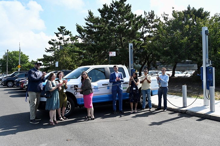 El cargador número 100 para vehículos eléctricos en la acera fue lanzado oficialmente por el Departamento de Transporte de la ciudad de Nueva York, Con Edison y FLO en Staten Island el 23 de agosto.