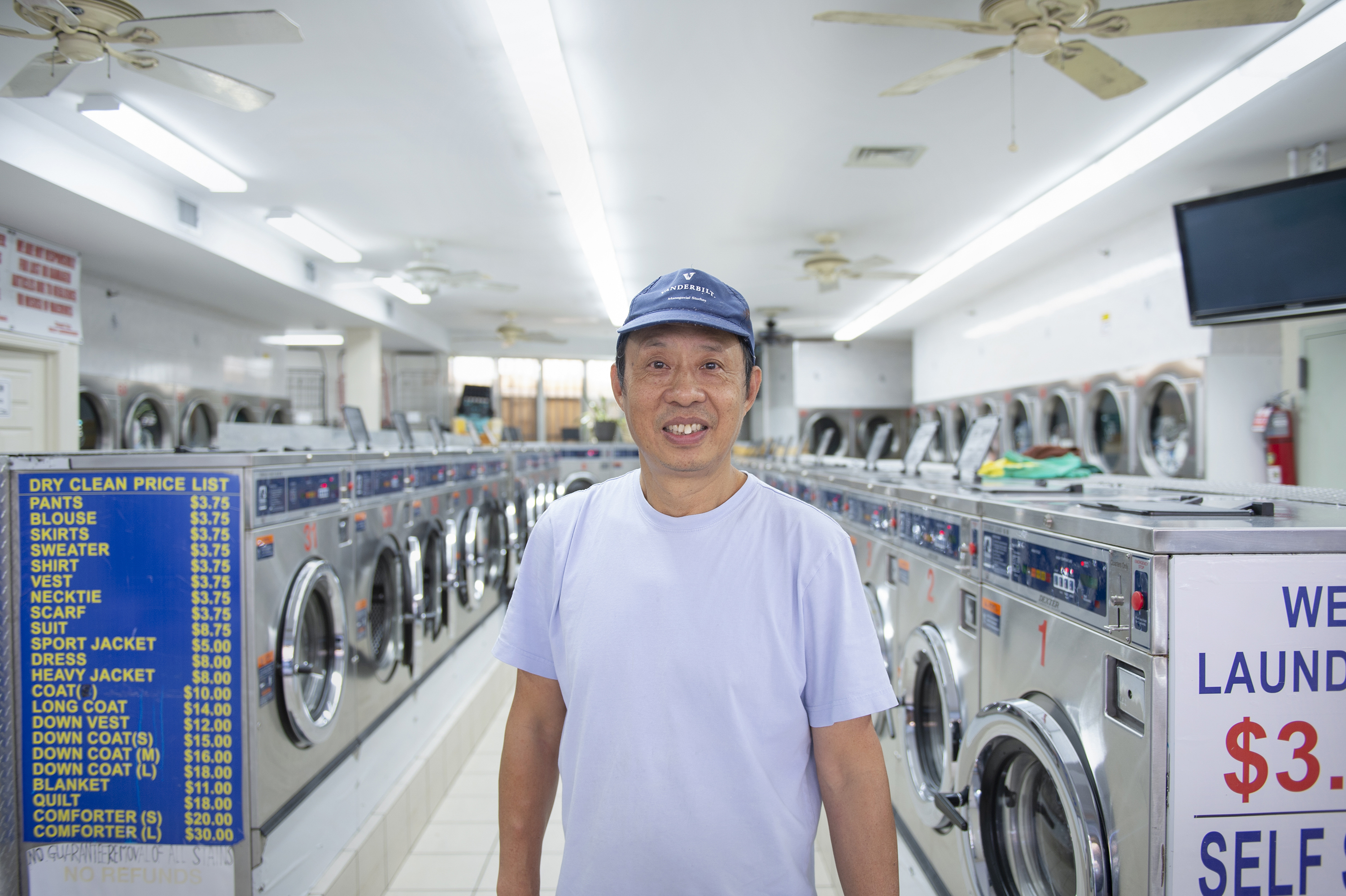 Propietario de una pequeña empresa posa en una lavandería