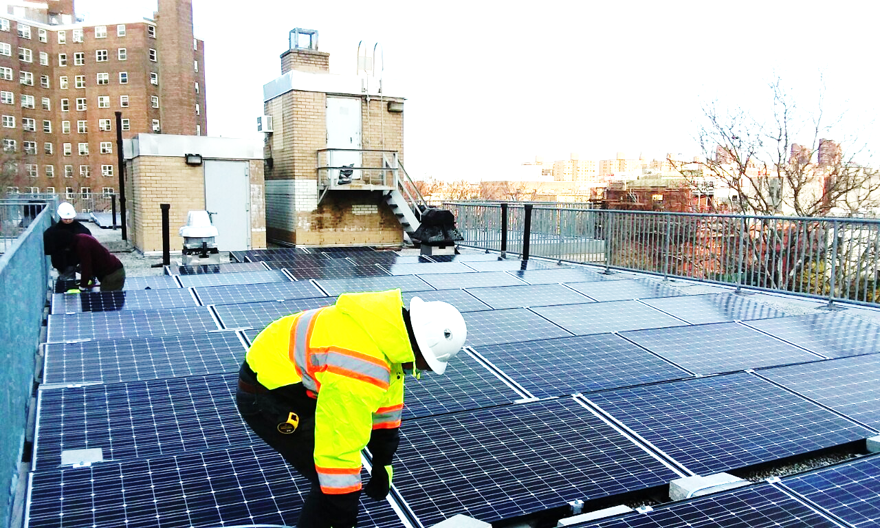 Trabajadores de Con Edison instalando paneles solares