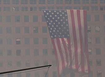 Una bandera estadounidense colgada en la ventana de un edificio de oficinas.