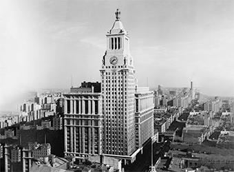 Fotografía en blanco y negro de la sede de Con Edison en el centro de Nueva York.