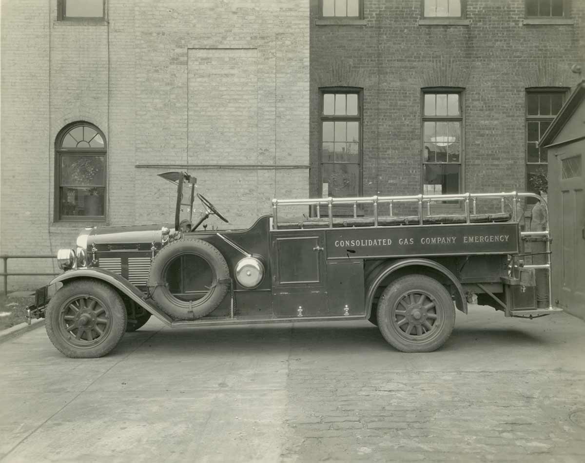 Fotografía en blanco y negro de un histórico vehículo de emergencia de Con Edison.