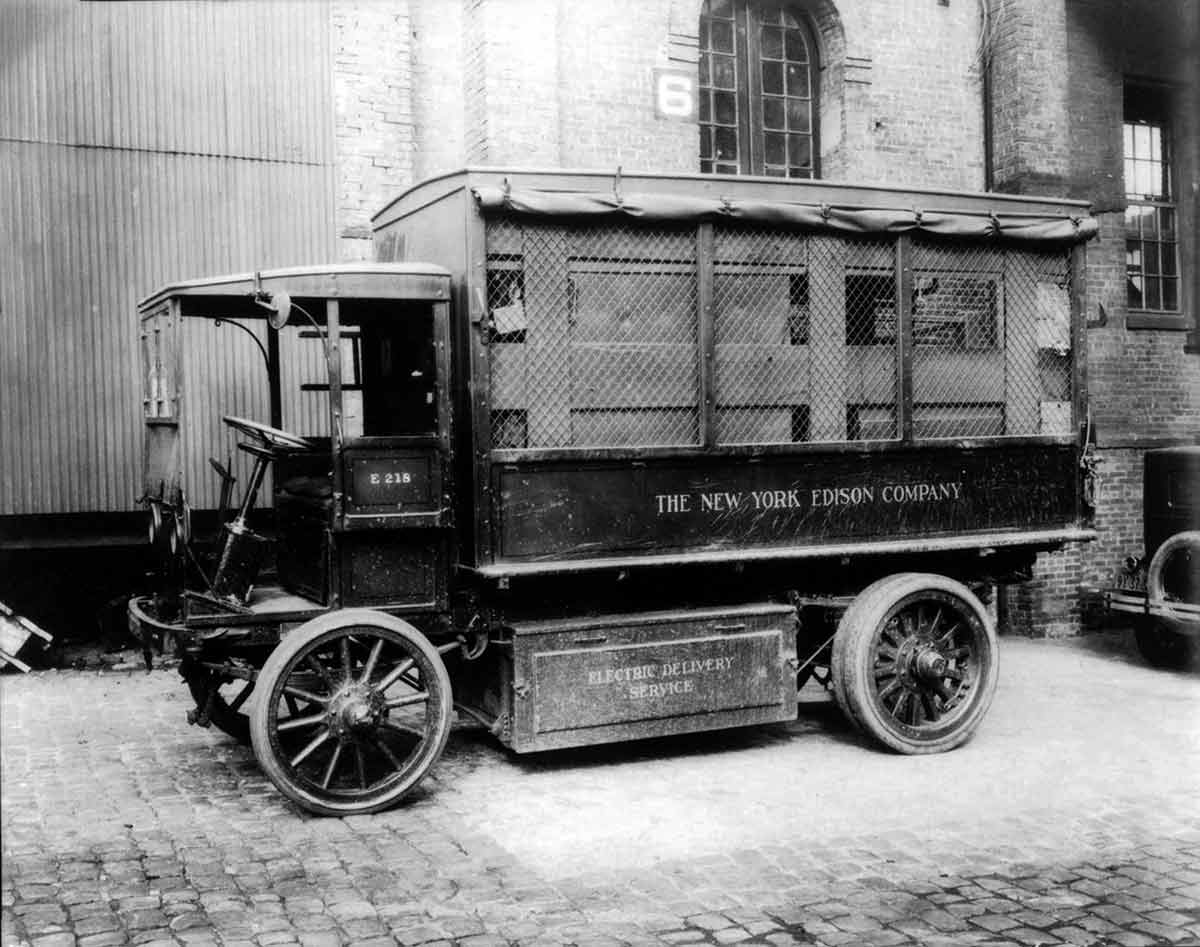 Foto antigua de un camión de Con Edison de principios del siglo XX.