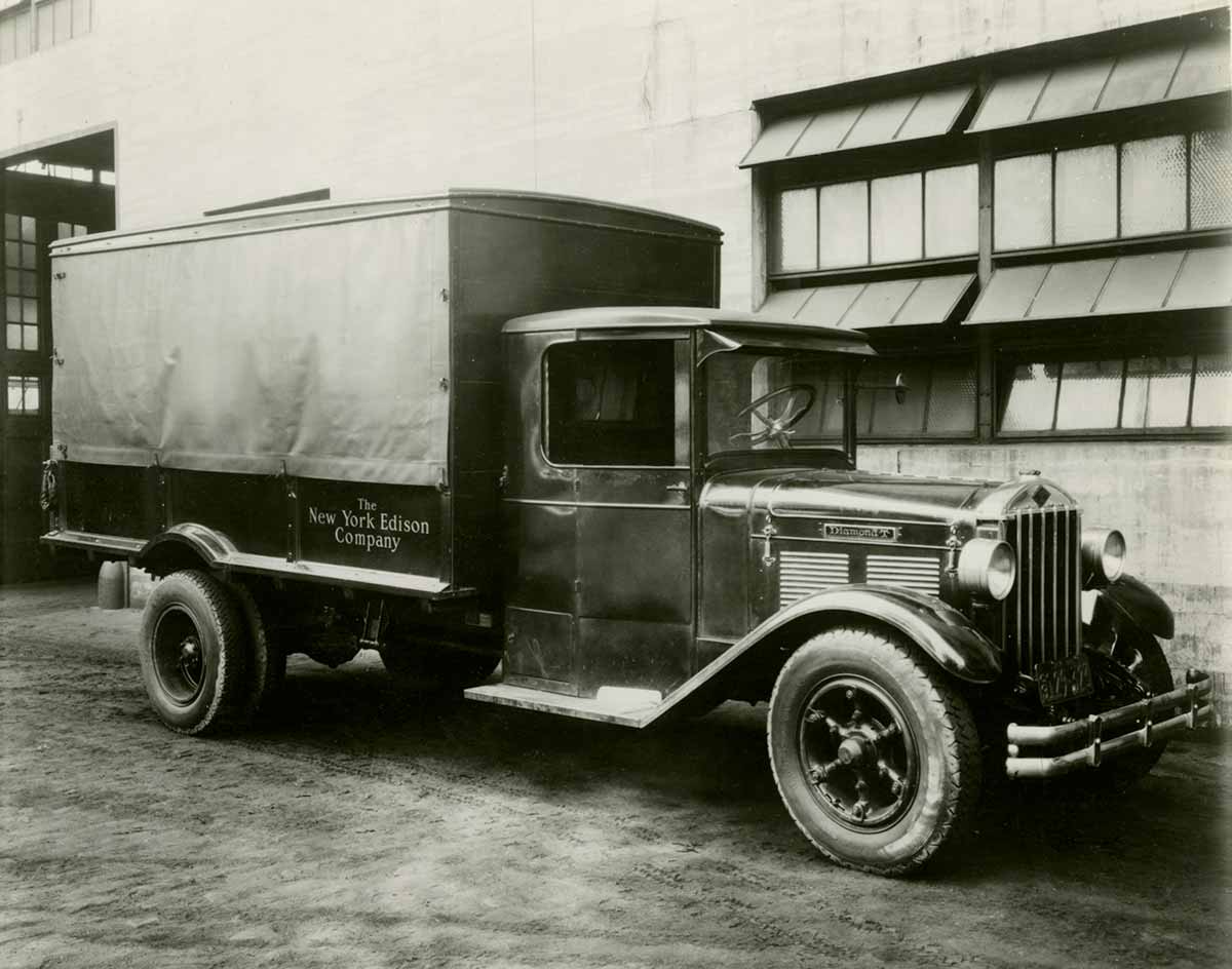 Foto en blanco y negro de un histórico camión de Con Edison.