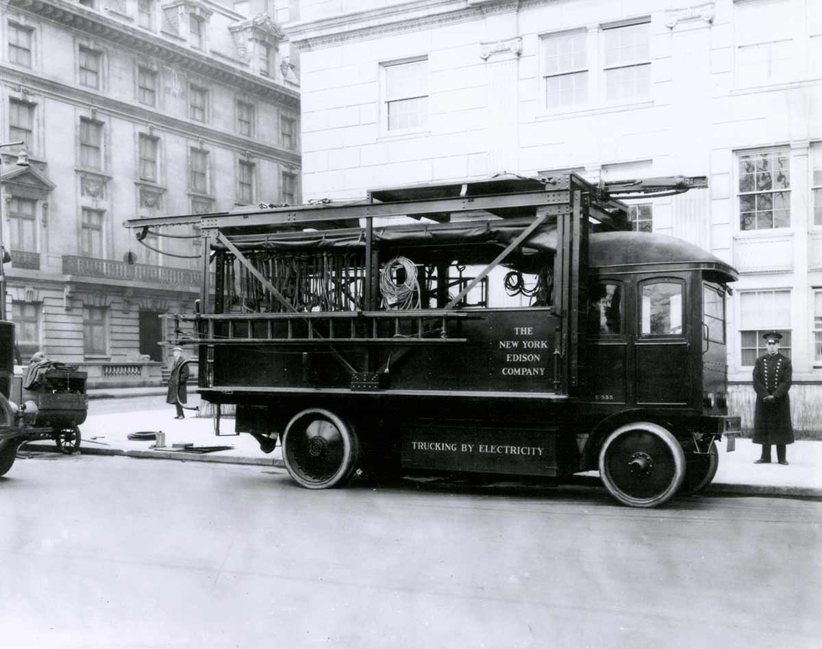 Una fotografía en blanco y negro de un camión histórico de Con Edison estacionado en las calles de la ciudad de Nueva York.
