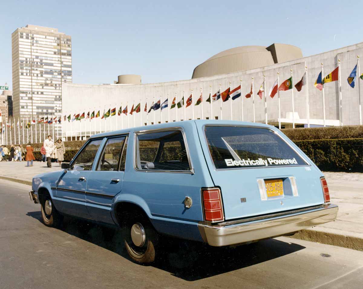 Foto antigua de un automóvil azul de Con Edison estacionado fuera de las Naciones Unidas en la ciudad de Nueva York.
