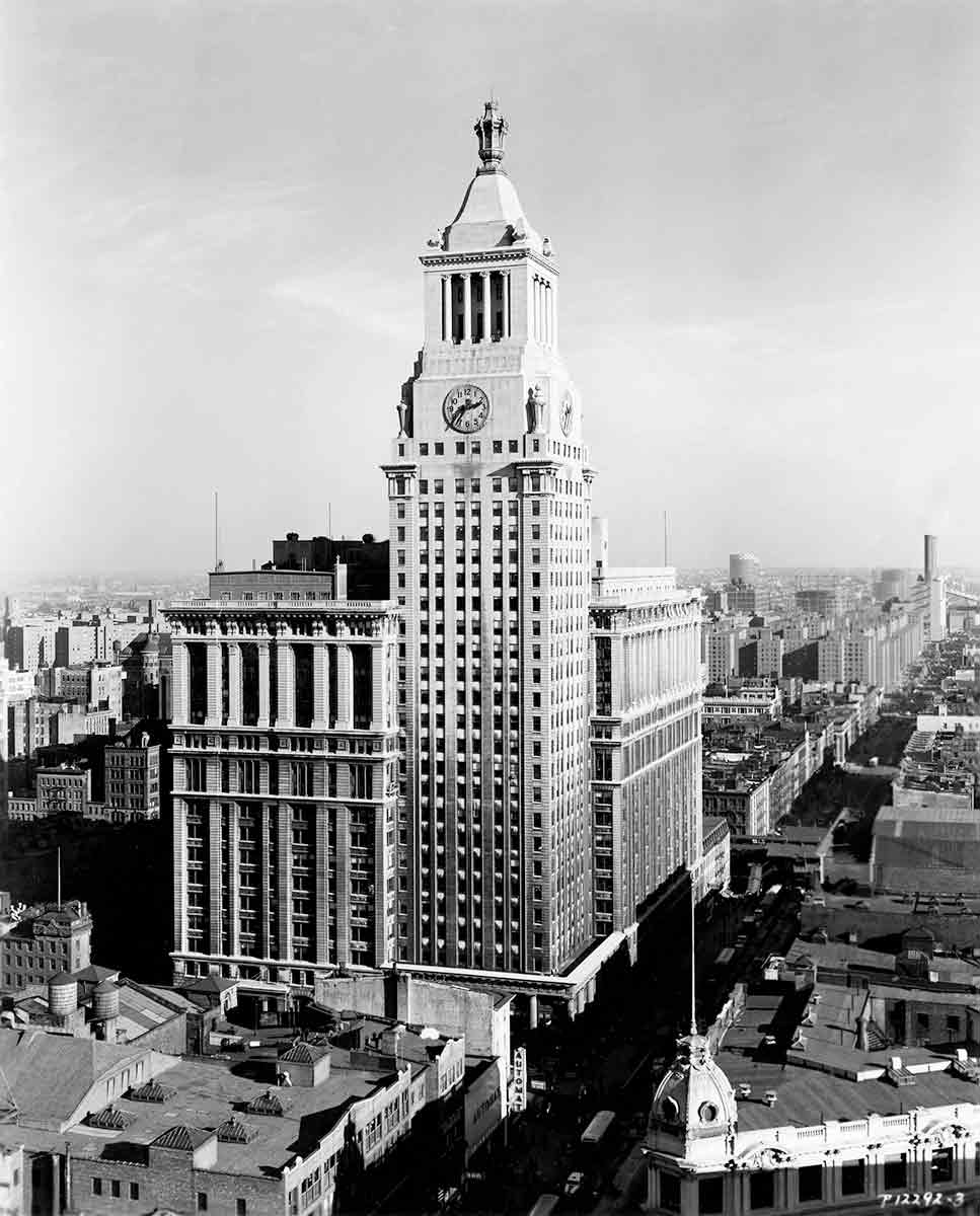 Fotografía en blanco y negro de la sede de Con Edison en la ciudad de Nueva York.