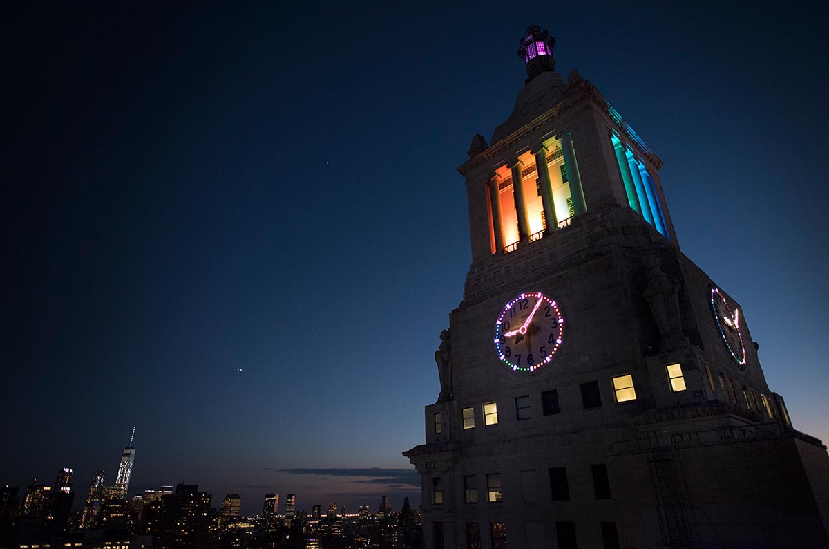 La torre Con Edison iluminada con los colores del arco iris.