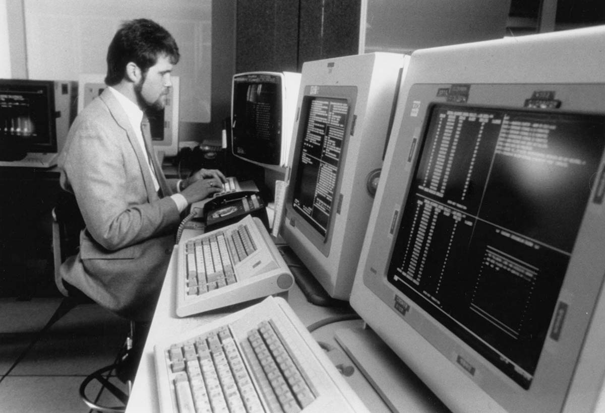 Una fotografía en blanco y negro de un empleado de operaciones informáticas de Con Edison.