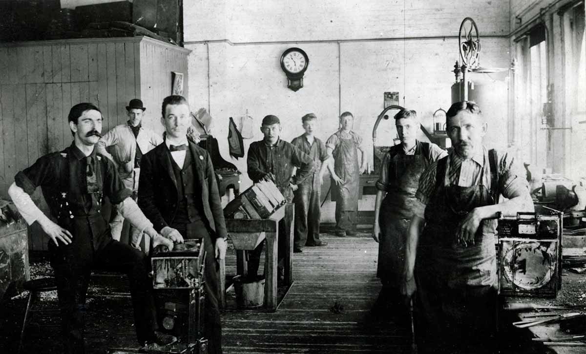 Imagen histórica de los trabajadores de Con Edison posando para una fotografía.