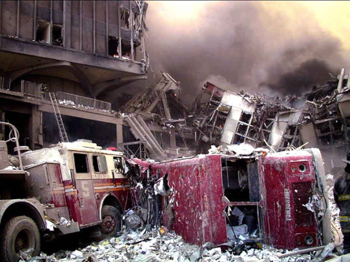 Dos camiones de bomberos que cayeron junto a los escombros del edificio derrumbado en el World Trade Center después del 9/11.