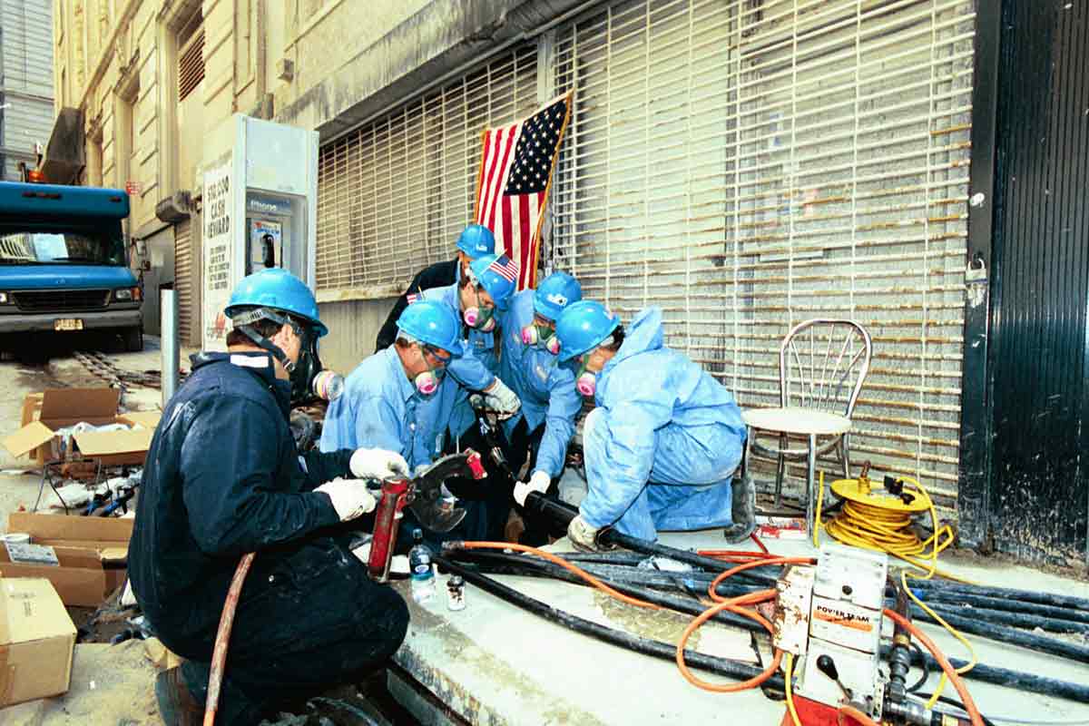 Cuadrillas de Con Edison trabajando en la reparación de cables eléctricos cerca de la zona cero después del 9/11.