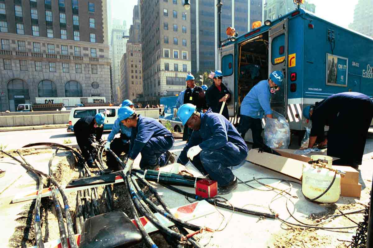 Cuadrillas de Con Edison reparando cables subterráneos en una calle de la ciudad de Nueva York después del 9/11.