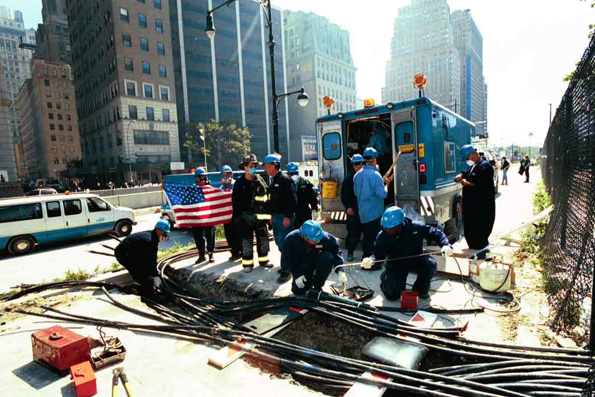 Los empleados de Con Edison hablan con un bombero en una obra cerca de la zona cero después del 9/11.