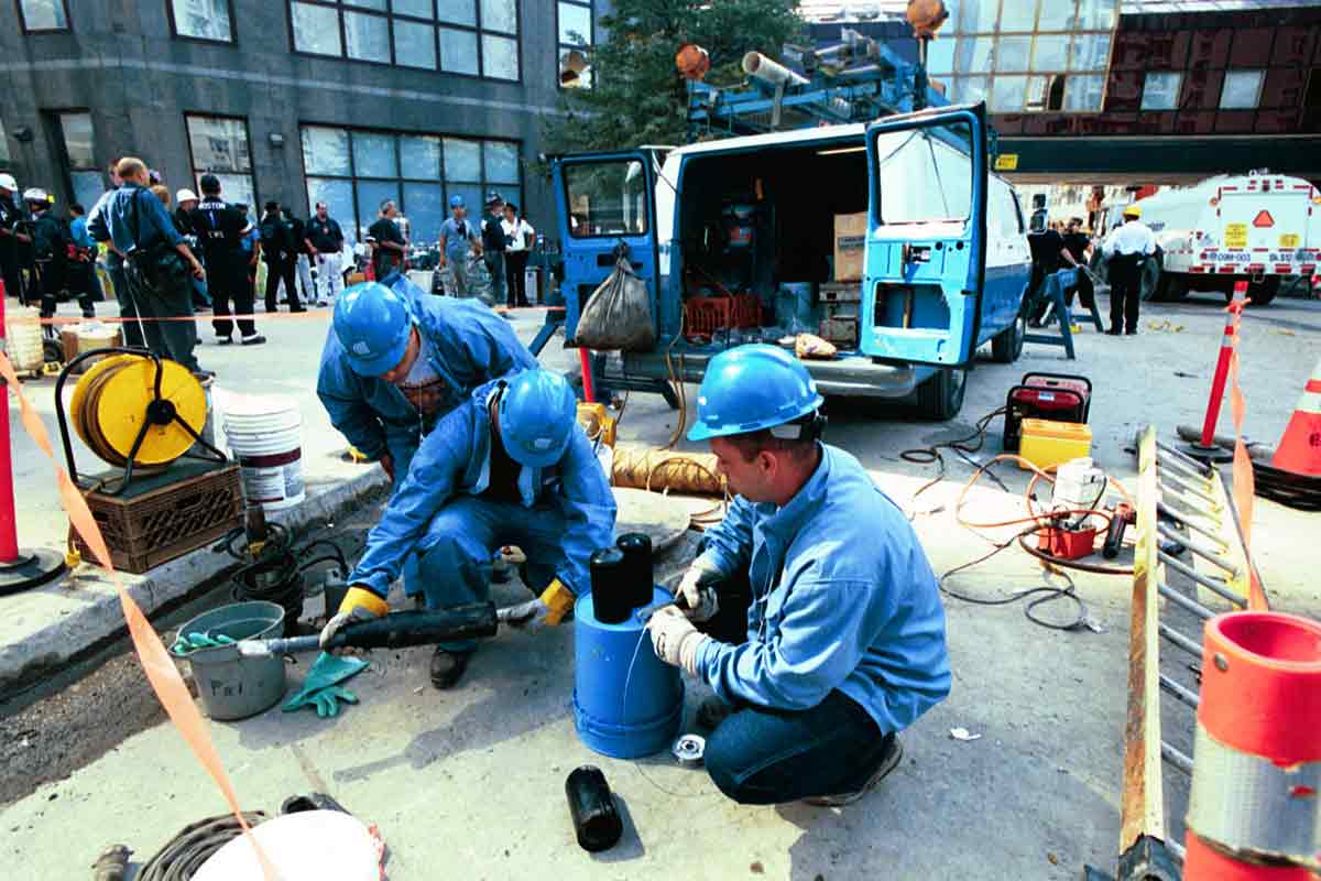 Cuadrillas de Con Edison reparan la red eléctrica subterránea en el centro de Manhattan después del 9/11.