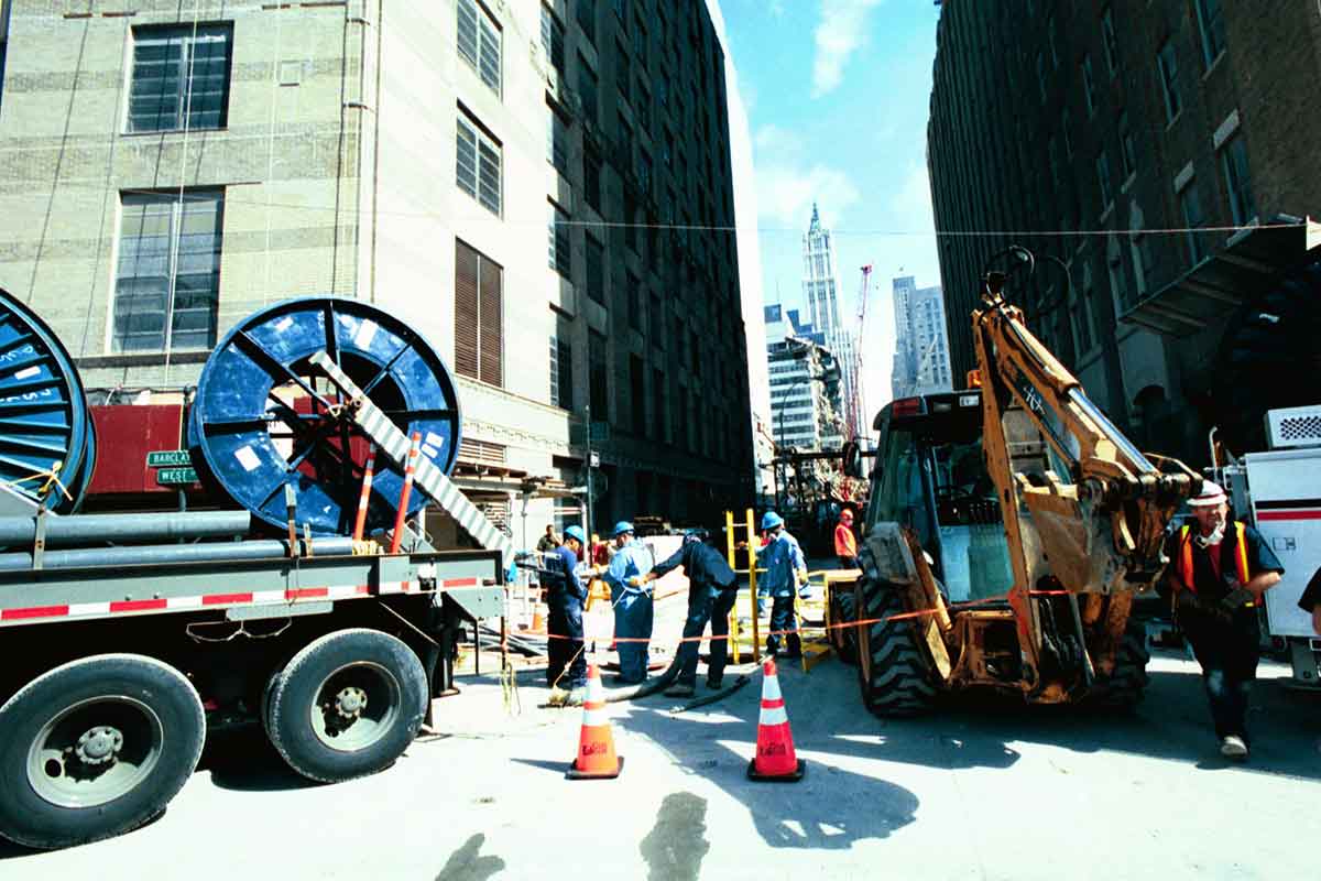 Cuadrillas de Con Edison descargando cables de un camión para reparar los daños del 9/11.