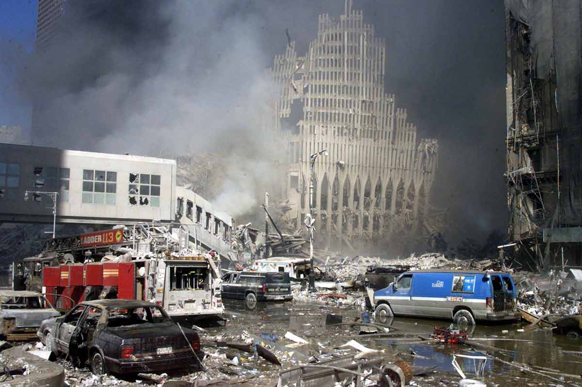 Una furgoneta de Con Edison, un camión de bomberos y un automóvil entre los escombros en el World Trade Center después del 9/11.