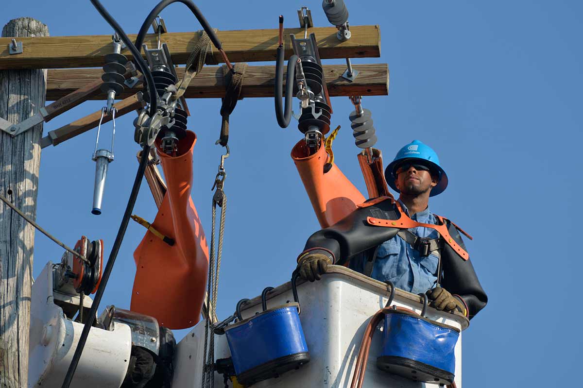 Cuadrillas aéreas tienden nuevos cables para restablecer el suministro eléctrico en el Bronx.