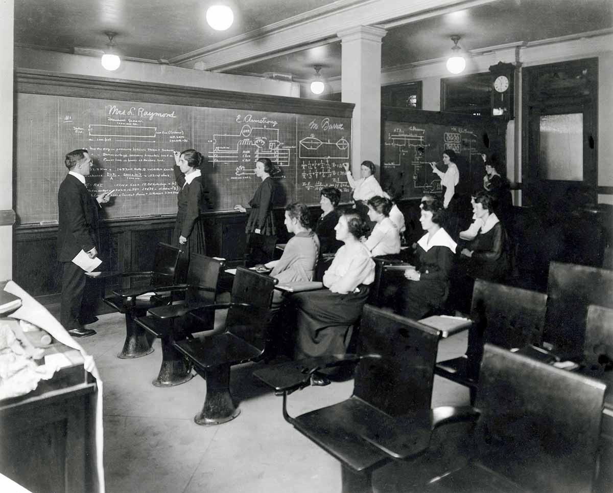 Imagen histórica de trabajadores de Con Edison trazando planos en una pizarra.