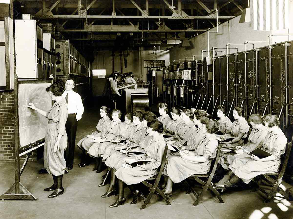 Fotografía histórica en blanco y negro de mujeres en una capacitación laboral en Con Edison.