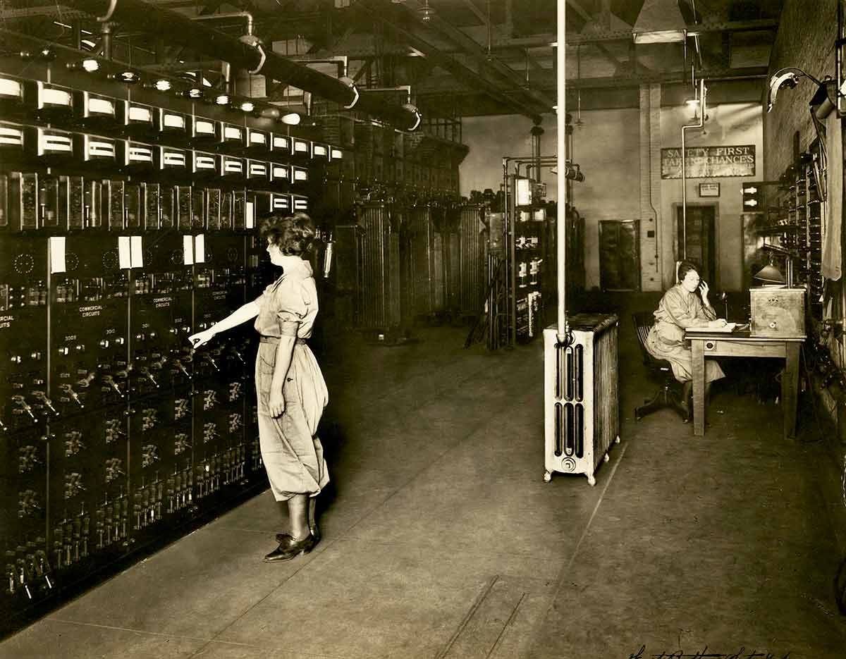 Fotografía histórica en blanco y negro de dos mujeres que trabajan en Con Edison.