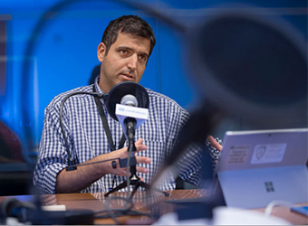 Un hombre hablando por un micrófono.