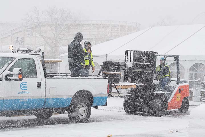 Trabajadores de Con Edison descargando suministros para ayudar con los esfuerzos de restauración de Riley-Quinn mientras cae nieve.